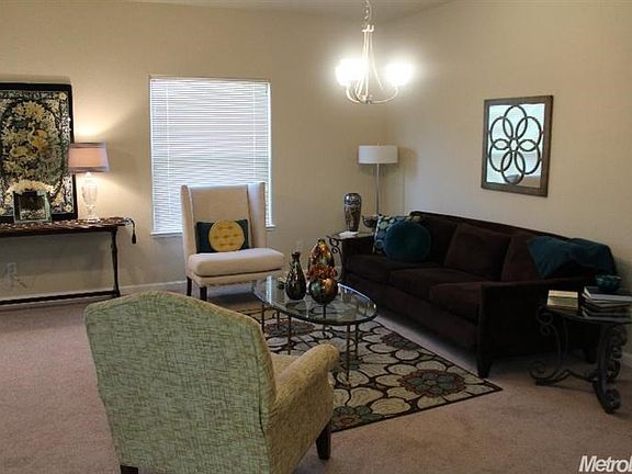 3rd image of 423 Daisy Ave