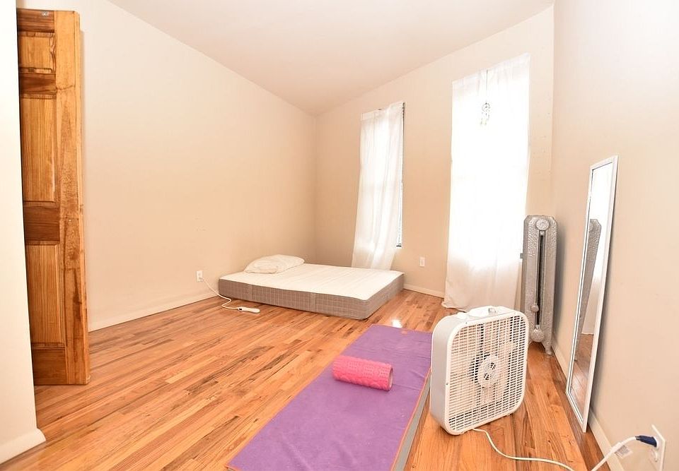 1st image of 28 Macombs Pl APT 17