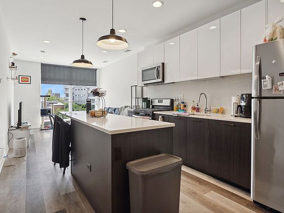 2nd image of 713 N Milwaukee Ave #302