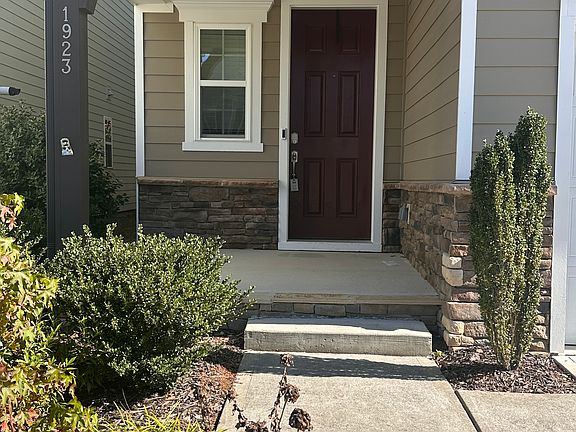 2nd image of 1923 Kings Knot Ct