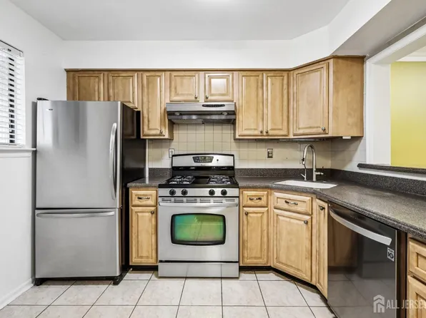 20 Palm Ct, Edison, NJ 08820