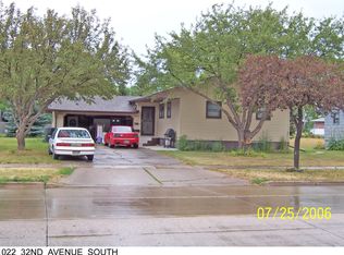 1022 32nd Ave S, Grand Forks, ND 58201