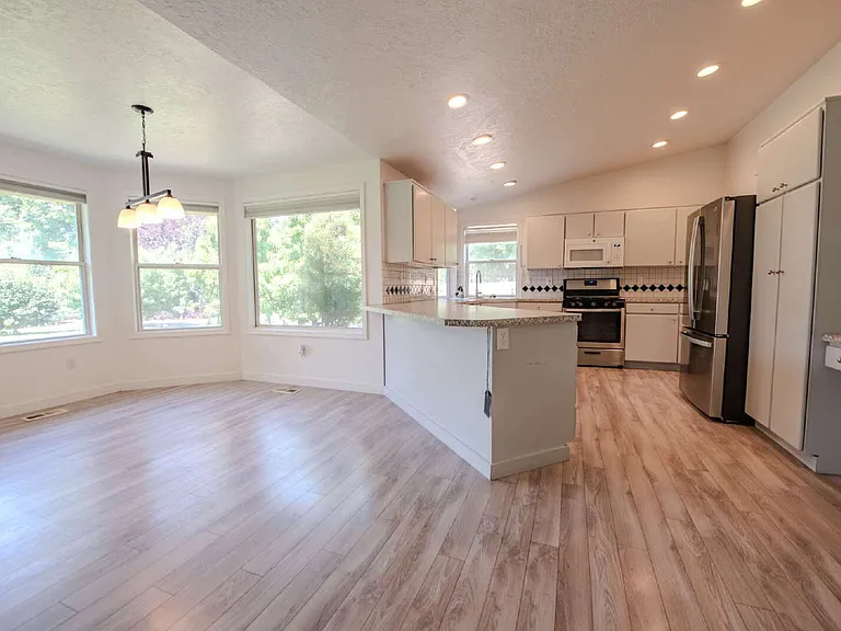 5643 N Citadel Way — Photo 5