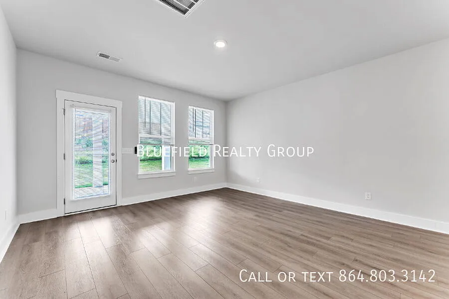 Beautiful 4BR/3.5BA Home with Open Floor Plan in Greer! $2,600/mo rent — Photo 3