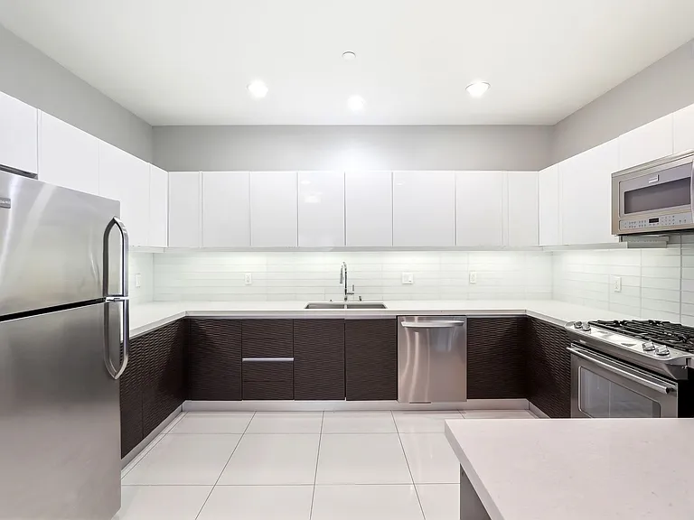 11305 Moorpark St — Photo 30