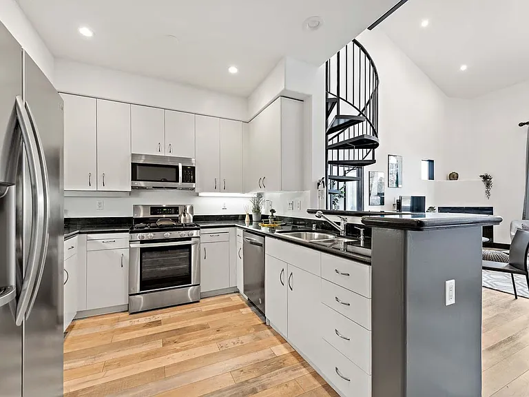 Open kitchen layout, stainless steel appliances (2018)