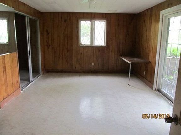 4th image of 715 Country Club Ln