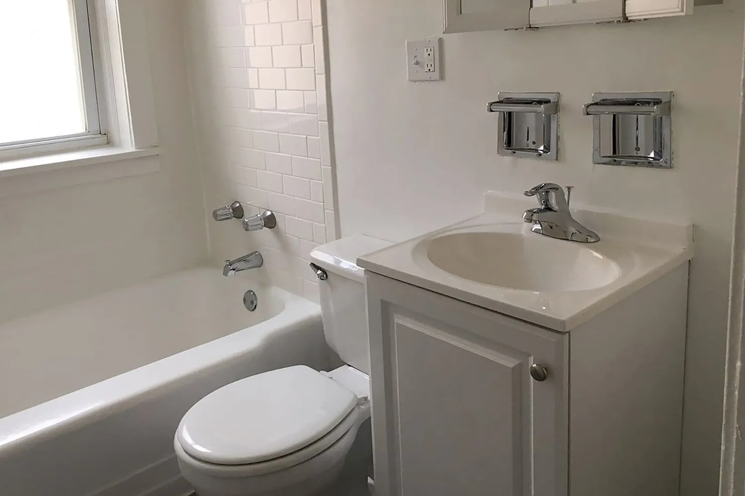 918 E. Hyde Park Boulevard — Photo 1
