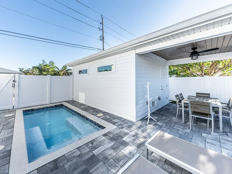 327 Harvey St — Photo 38