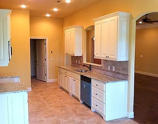 4 bed, 2250 sqft, $2,225 — Photo 4