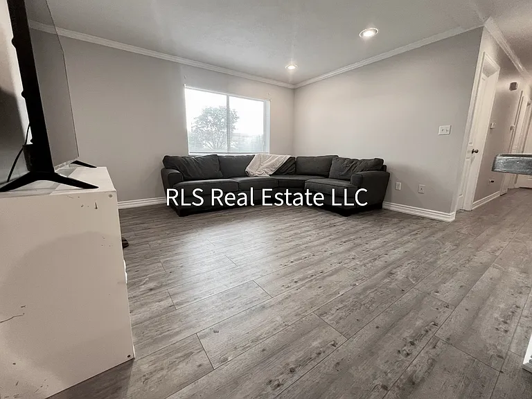 1541 N Riverside Ave #15 — Photo 6