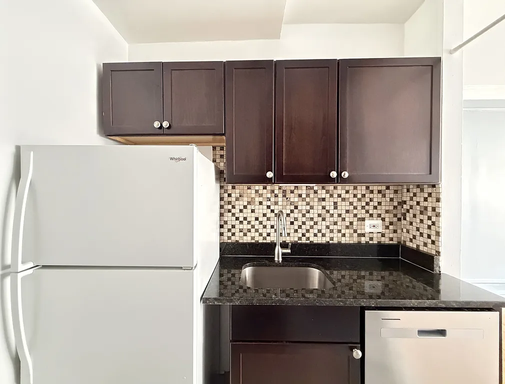 Delightful 1 Bed, 1 Bath at Estes + Glenwood (Rogers Park) — Photo 4