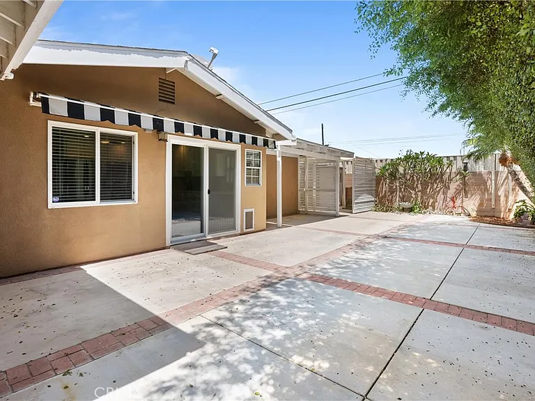 9472 Karen Cir — Photo 23