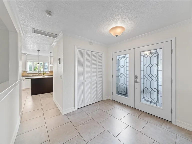 310 Franklyn Ave — Photo 3