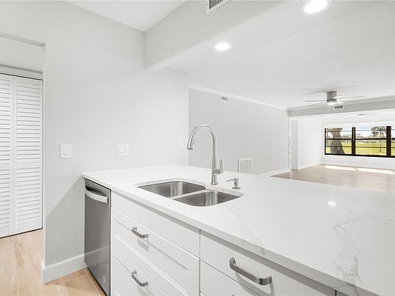 4th image of 25 Plantation Dr APT 102