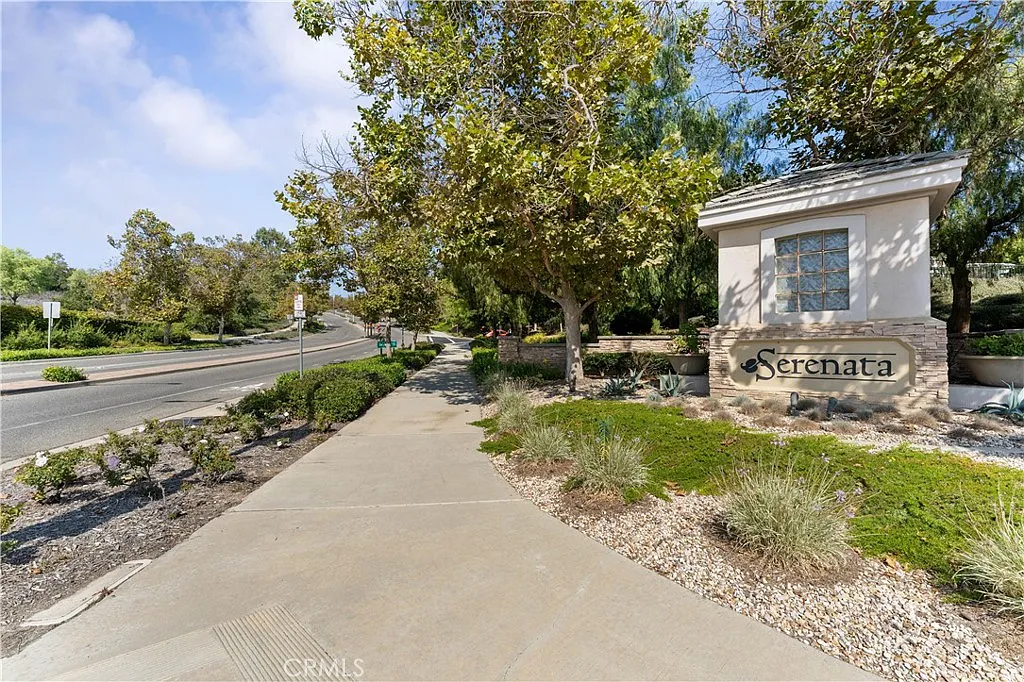 5 bed, 4504 sqft, $8,300 — Photo 2