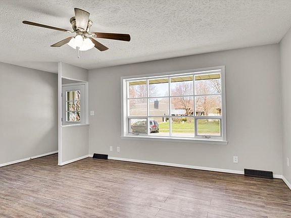 3rd image of 2903 Capen Dr