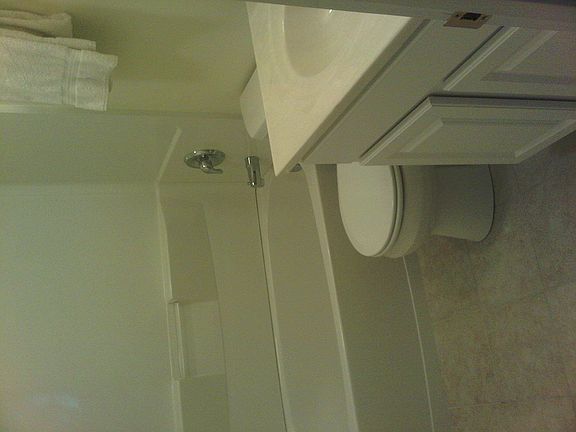 ROOMY BATH, CERAMIC FLOOR