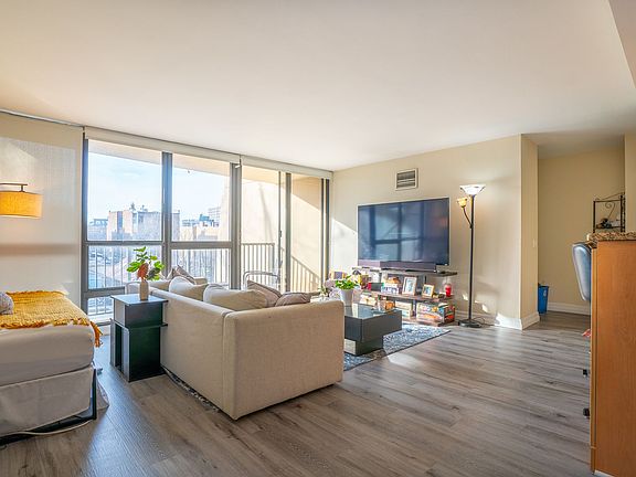 3rd image of 1540 N La Salle Dr APT 308