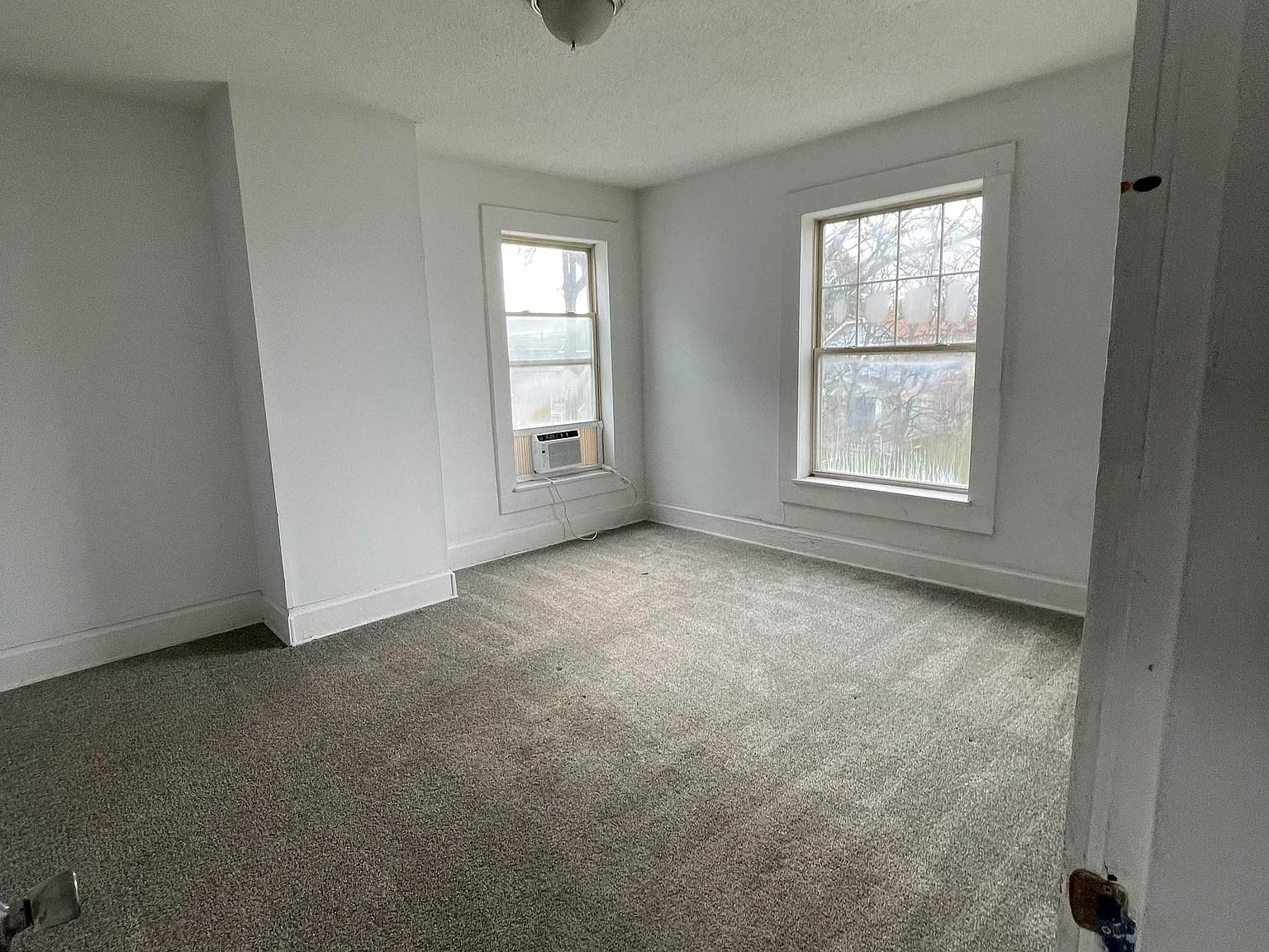 4 bed, 1.5 bath, 2000 sqft, $2,000 — Photo 4