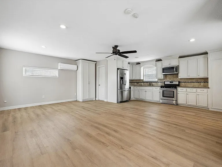 2519 White Oak Dr — Photo 2