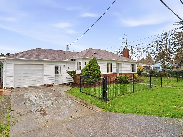 12218 SE Sherman St — Photo 2