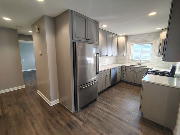 2nd image of 5861 Garrett Ln APT 1