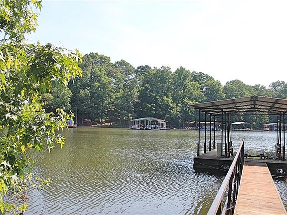 4th image of 824 Dogwood Ln