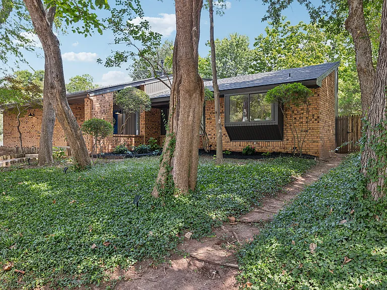 3911 Morrison Cir — Photo 49