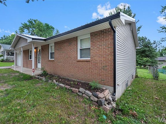 3rd image of 219 Hillvale St