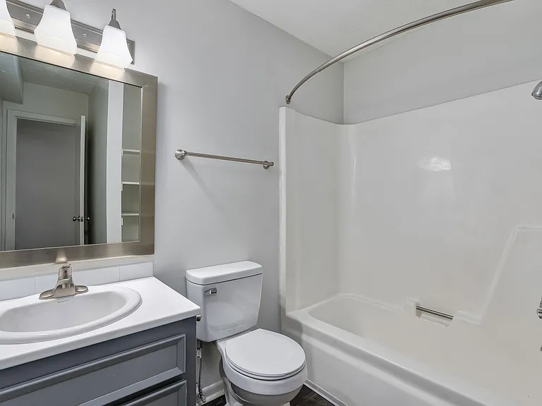 Dogwood - Bathroom