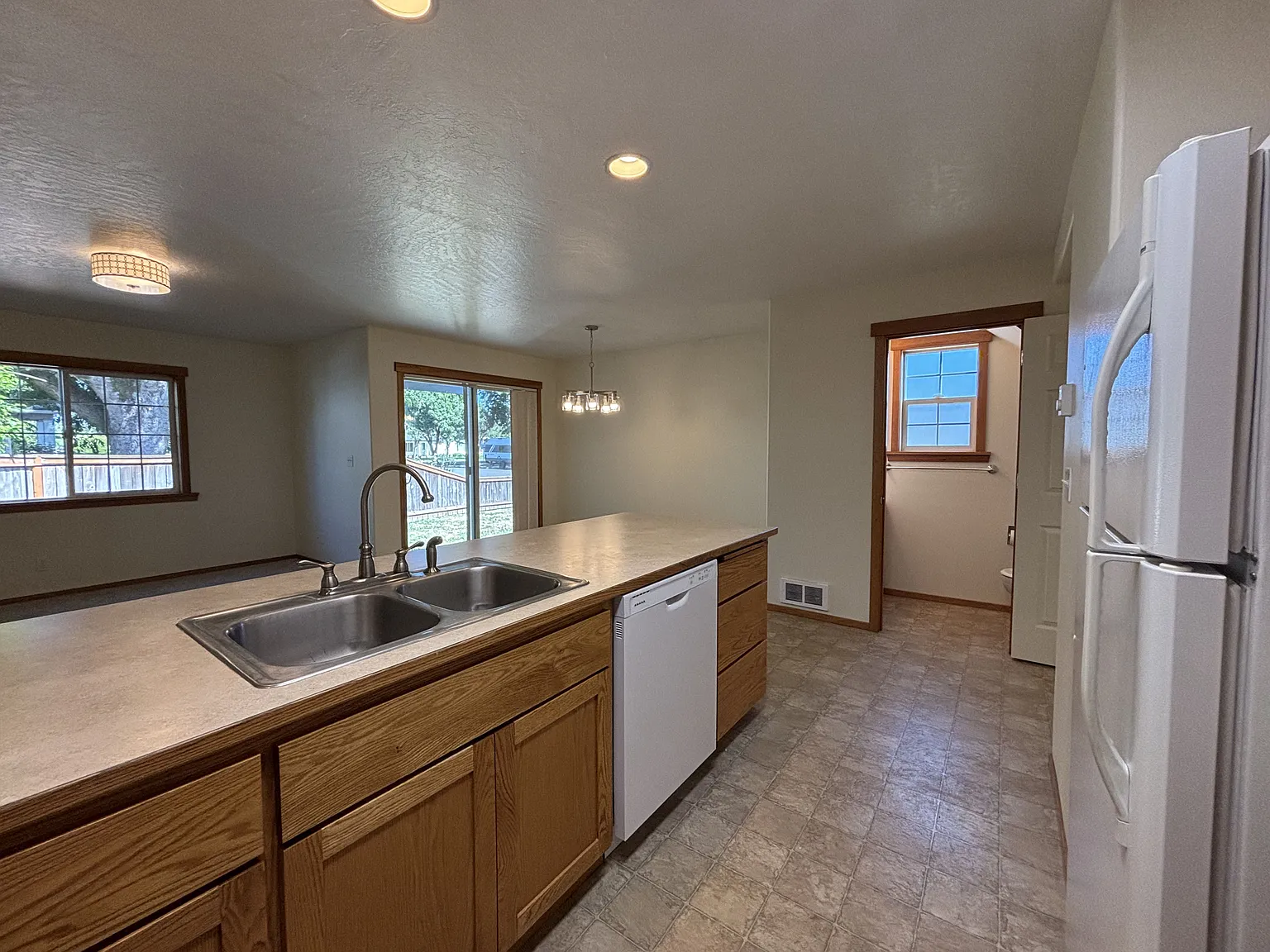3 bed, 1.5 bath, 1312 sqft, $2,150 — Photo 2