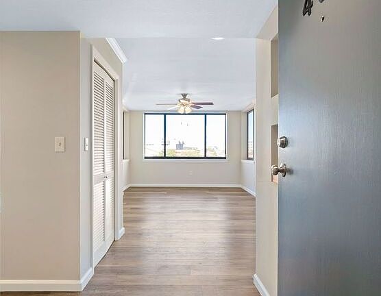 4th image of 402 Port Royal Way