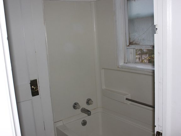 4th image of 215 S Commerce St APT 4