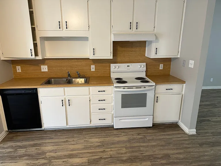 506 Ivanhoe Dr — Photo 4