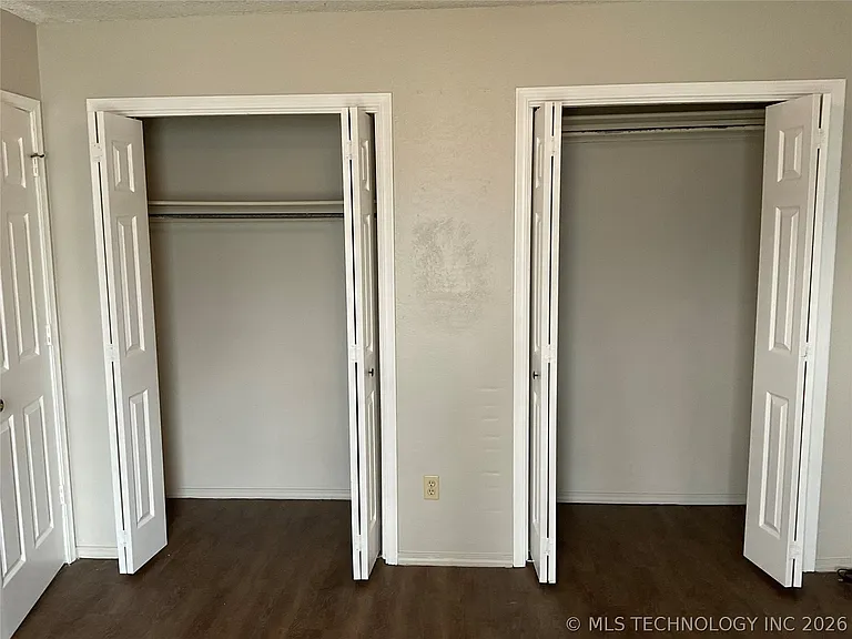 109 W Waco St — Photo 8