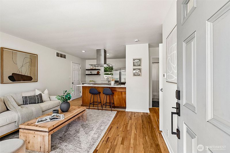 4th image of 9227 Palatine Avenue N