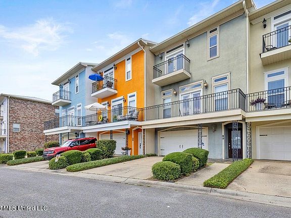 3rd image of 30 Oak Alley Ln