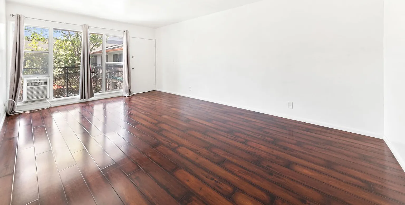 Hollyview Apartments — Photo 1