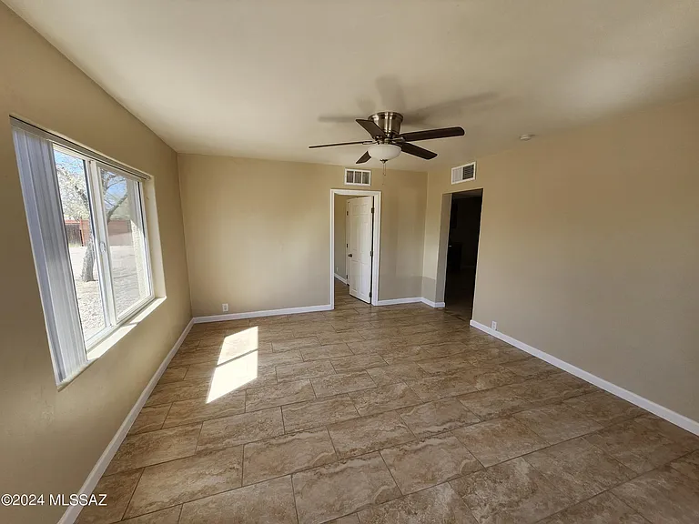 2116 N Bell Ave — Photo 5