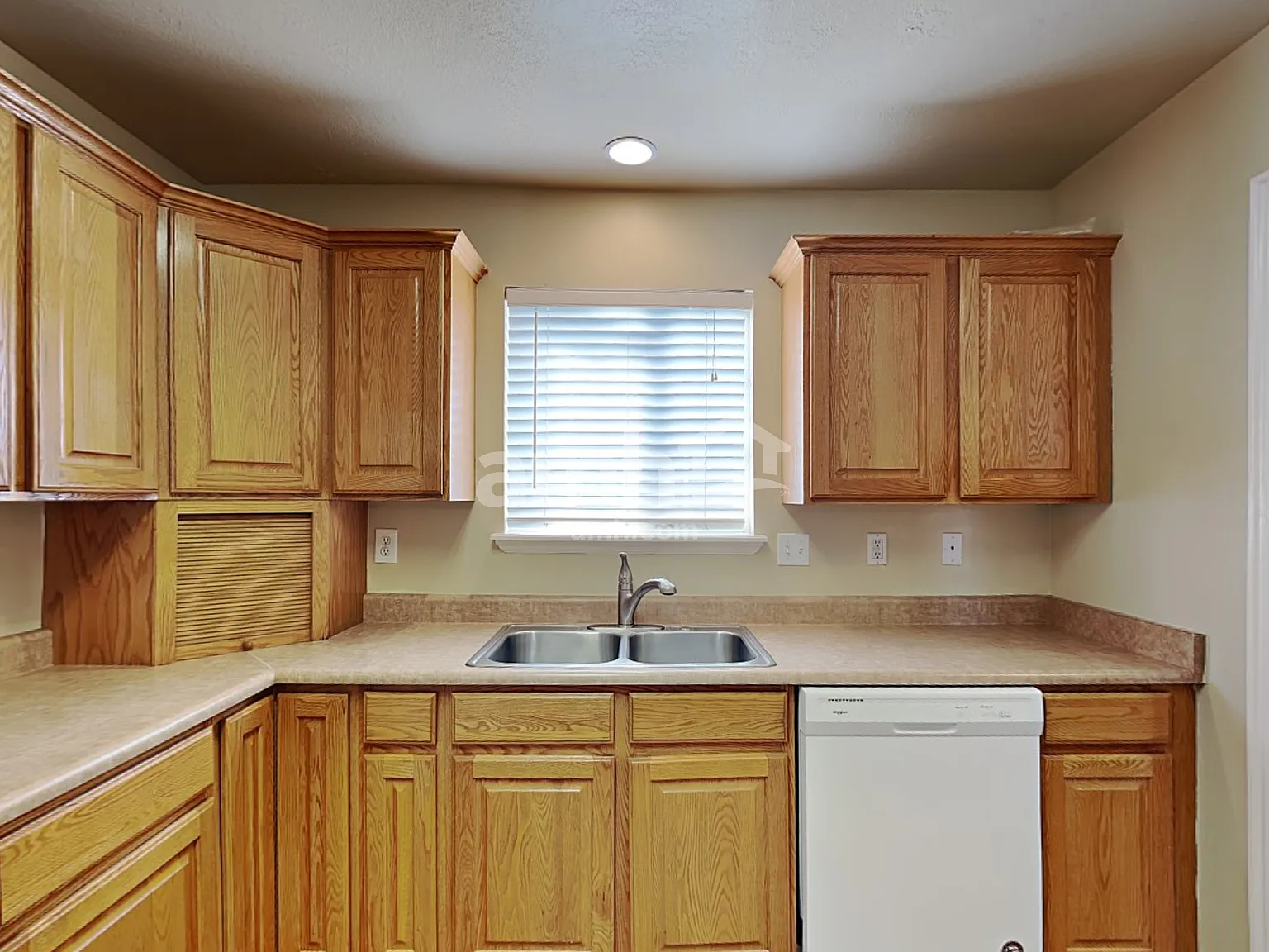 6 bed, 3.0 bath, 2700 sqft, $2,845 — Photo 3