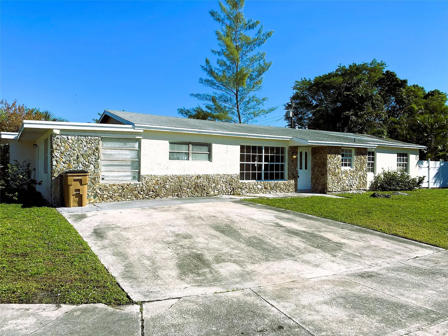 2 bed, 1.0 bath, 800 sqft, $2,150 — Photo 2