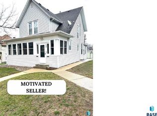 1008 S 1st Ave, Sioux Falls, SD 57105