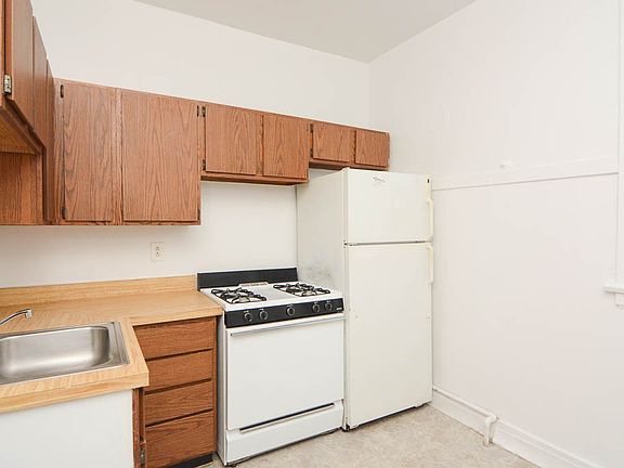2nd image of 2426 N Sawyer Ave #E4
