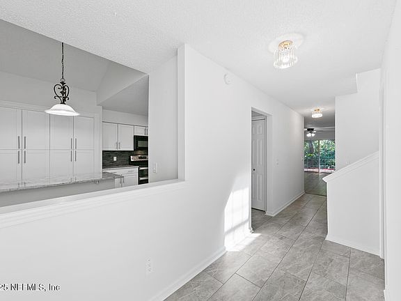 4th image of 3911 MEADOWVIEW Drive N
