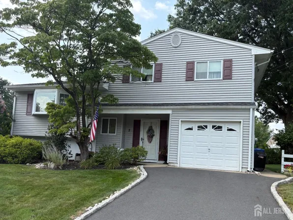 2 Peachwood Ct, Milltown, NJ 08850