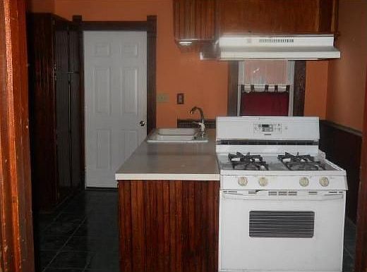 4th image of 124 N 1st St