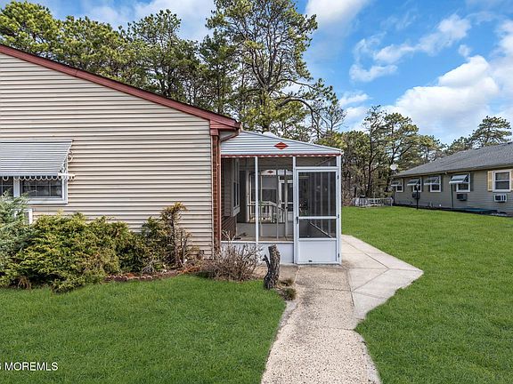 5th image of 30 Easton Drive #B