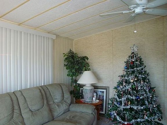 4th image of 848 Poinsettia St