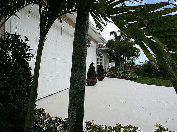 3rd image of 743 SW Sarazen Ave